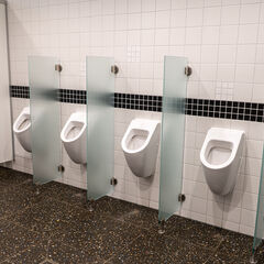 Urinale im Herren-WC, Foto: Christian Gro&szlig;e