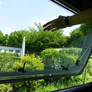 Fenster hochdr&uuml;cken und mit Schrauben feststellen