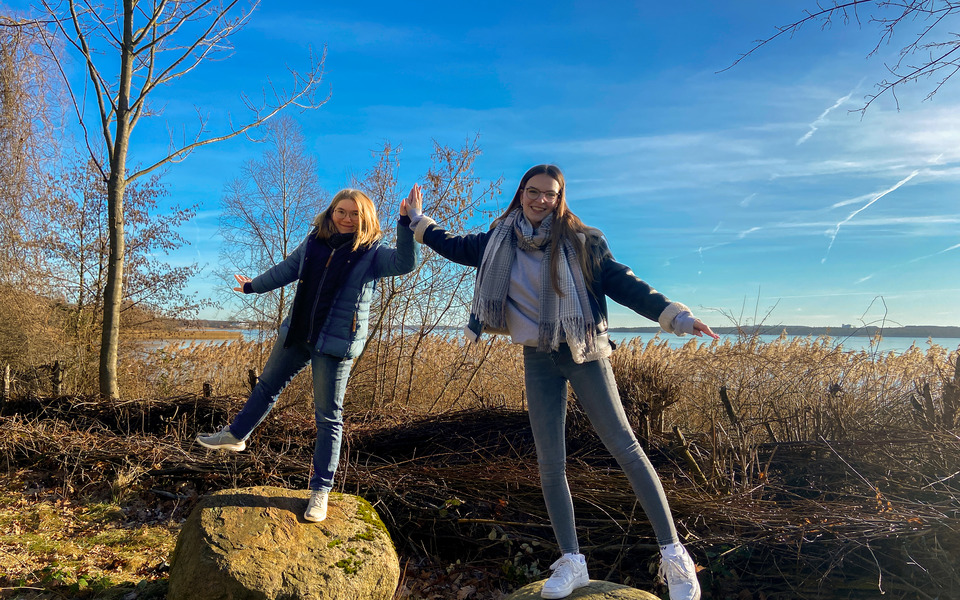 Chiara und Wanda an der Benjeshecke, Foto: Julia Kussatz