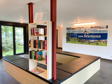 Bücherregal im Sanitärgebäude, Foto: Julia Kussatz