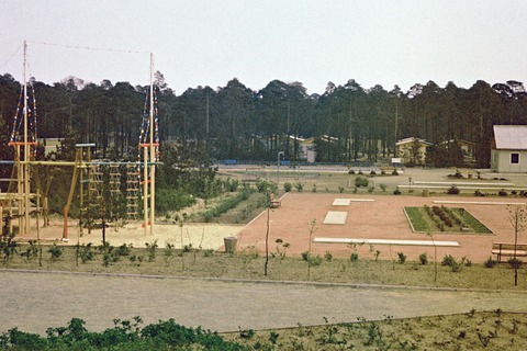 1974: Blick vom Aussichtshügel auf den Spielgarten
