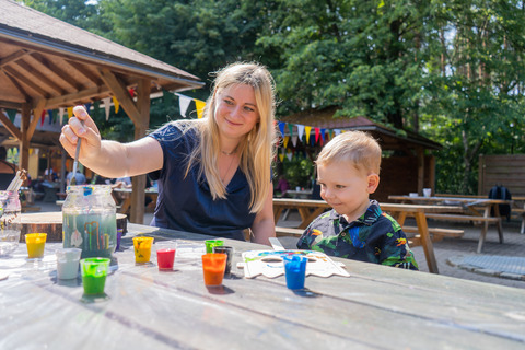 Basteln im Spielgarten, Foto: Christian Große