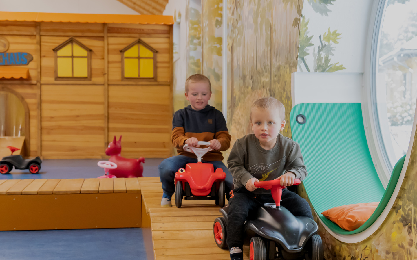 Rutschautos im Indoorspielplatz, Foto: Glücksfoto GbR - Rico Schwarze