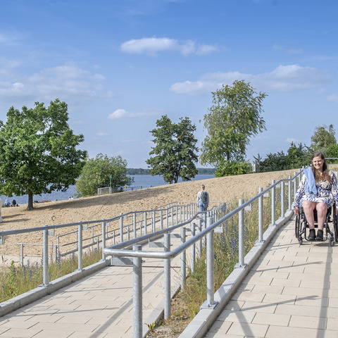 Strandzugang barrierefrei im Familienpark, Foto: Tourismusverband Lausitzer Seenland e. V. Nada Quenzel