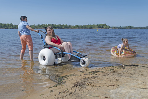 Ausleihbarer Amphibienrollstuhl, Foto: Tourismusverband Lausitzer Seenland e. V. Nada Quenzel