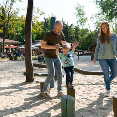 Balancieren auf dem Kleinkindspielplatz, Foto: Gl&uuml;cksfoto GbR - Rico Schwarze