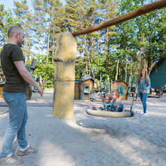 Schaukel im Spielgarten, Foto: Gl&uuml;cksfoto GbR - Rico Schwarze