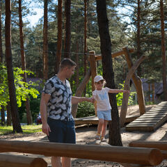 Balancierbalken auf dem Spielplatz, Foto: Gl&uuml;cksfoto GbR - Rico Schwarze