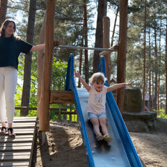 Rutschen auf dem Spielplatz, Foto: Gl&uuml;cksfoto GbR - Rico Schwarze
