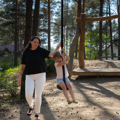 Seilrutsche auf dem Spielplatz, Foto: Gl&uuml;cksfoto GbR - Rico Schwarze