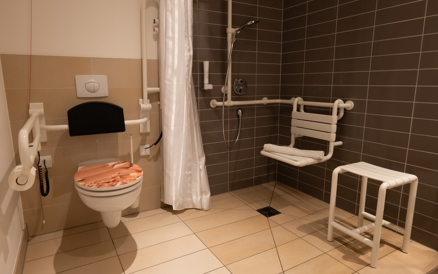 2023_Doppelzimmer Seeblick Premium barrierefrei_Foto Rico Schwarze (2).jpg