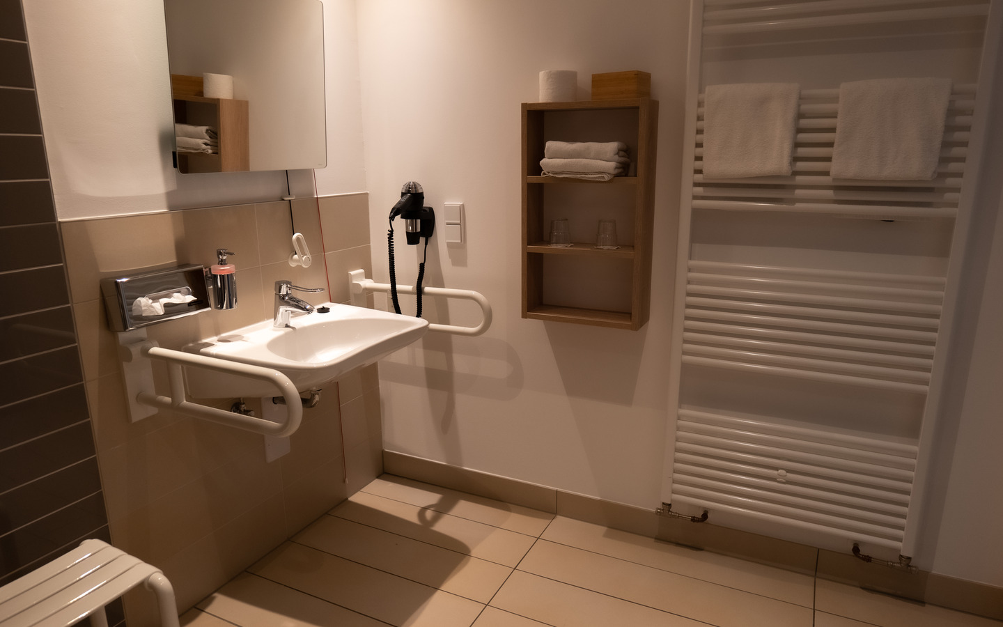 2023_Doppelzimmer Seeblick Premium barrierefrei_Foto Rico Schwarze (4).jpg