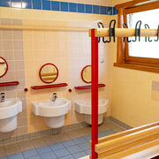 Waschbecken und Garderobe im Kinderwaschland, Foto: Christian Gro&szlig;e