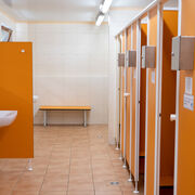 Toilettenkabinen und Waschbecken im Sanit&auml;rgeb&auml;ude, Foto: Christian Gro&szlig;e