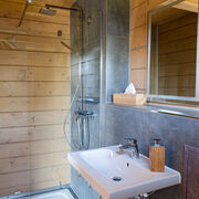 Bad mit Dusche und WC in der Sauna, Foto: Gl&uuml;cksfoto GbR - Rico Schwarze