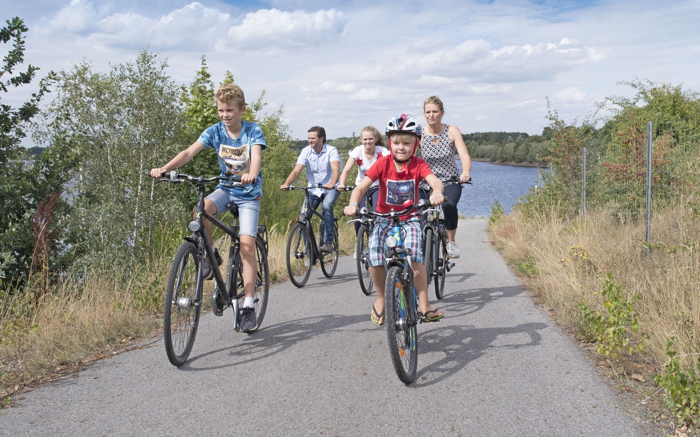 Radfahrende Familie auf der Rätselradtour, Foto: Nada Quenzel