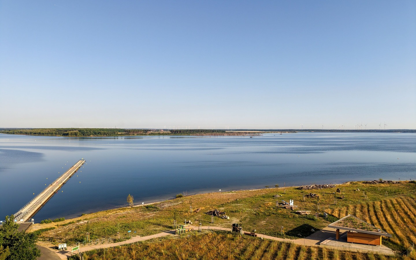 Luftaufnahme Schwimmender Steg und Naturinfopunkt am Sedlitzer See, Foto: Julia Kussatz, Lizenz: Zweckverband Lausitzer Seenland Brandenburg
