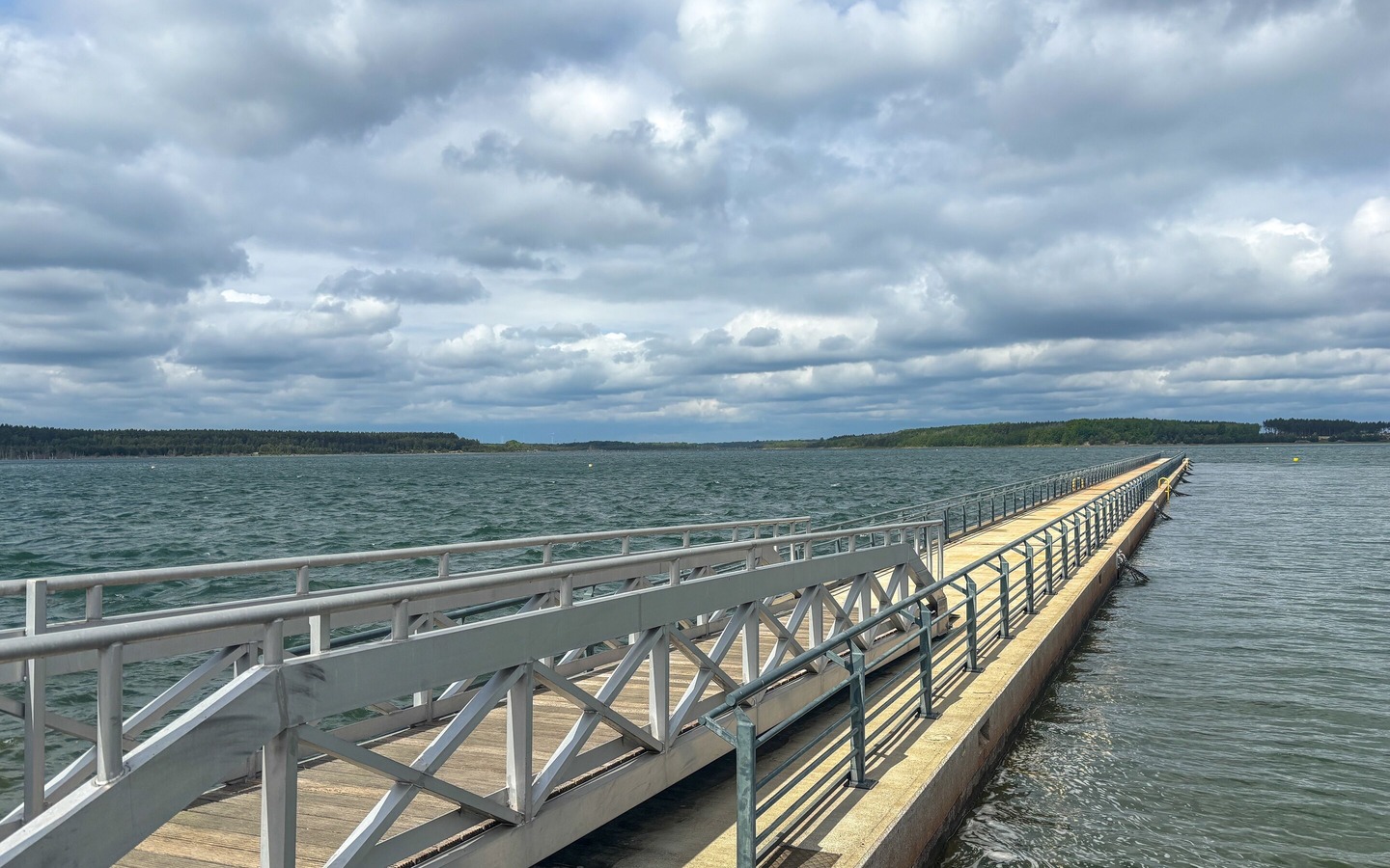 Schwimmender Steg im Sedlitzer See, Foto: Julia Kussatz, Lizenz: Zweckverband Lausitzer Seenland Brandenburg
