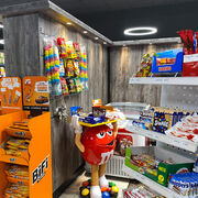 S&uuml;&szlig;igkeiten und Snacks im Seesternmarkt, Foto: Julia Kussatz