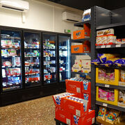 S&uuml;&szlig;igkeiten und gek&uuml;hlte Produkte im Seesternmarkt, Foto: Julia Kussatz