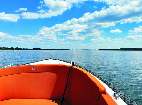 Motorboot fahren auf dem Senftenberger See, Foto: Julia Kussatz