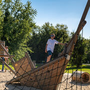 Piratenschiff Bounty auf dem Spielplatz am Seestrand Senftenberg, Foto: Rico Schwarze - Gl&uuml;cksfoto GbR
