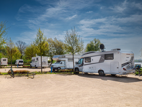 Stellplätze für Wohnmobile am Seestrand Buchwalde,Foto: Rico Schwarze - Glücksfoto GbR