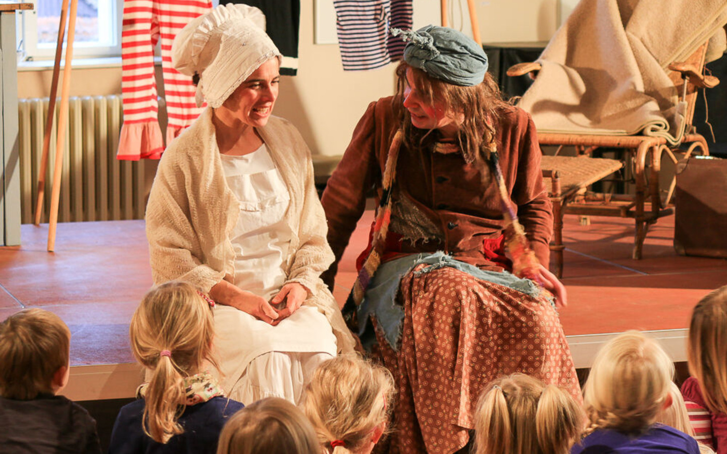 Hexe Henriette und Köchin Suppengrün im Schloss, Foto: Linke, Lizenz: Museum OSL