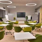 Gruppierung an Tischen im Kulturschiff, Foto: LSB