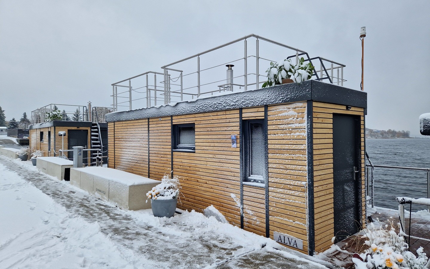 Saunaflöße mit Dachterrasse am Senftenberger See, Foto: Eva Lau, Lizenz: Tourismusverband Lausitzer Seenland e.V.