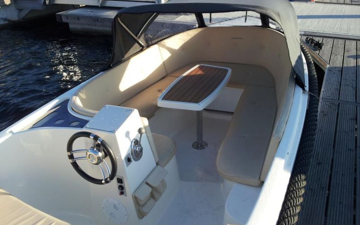 An Bord des Charterboots Corsiva 520