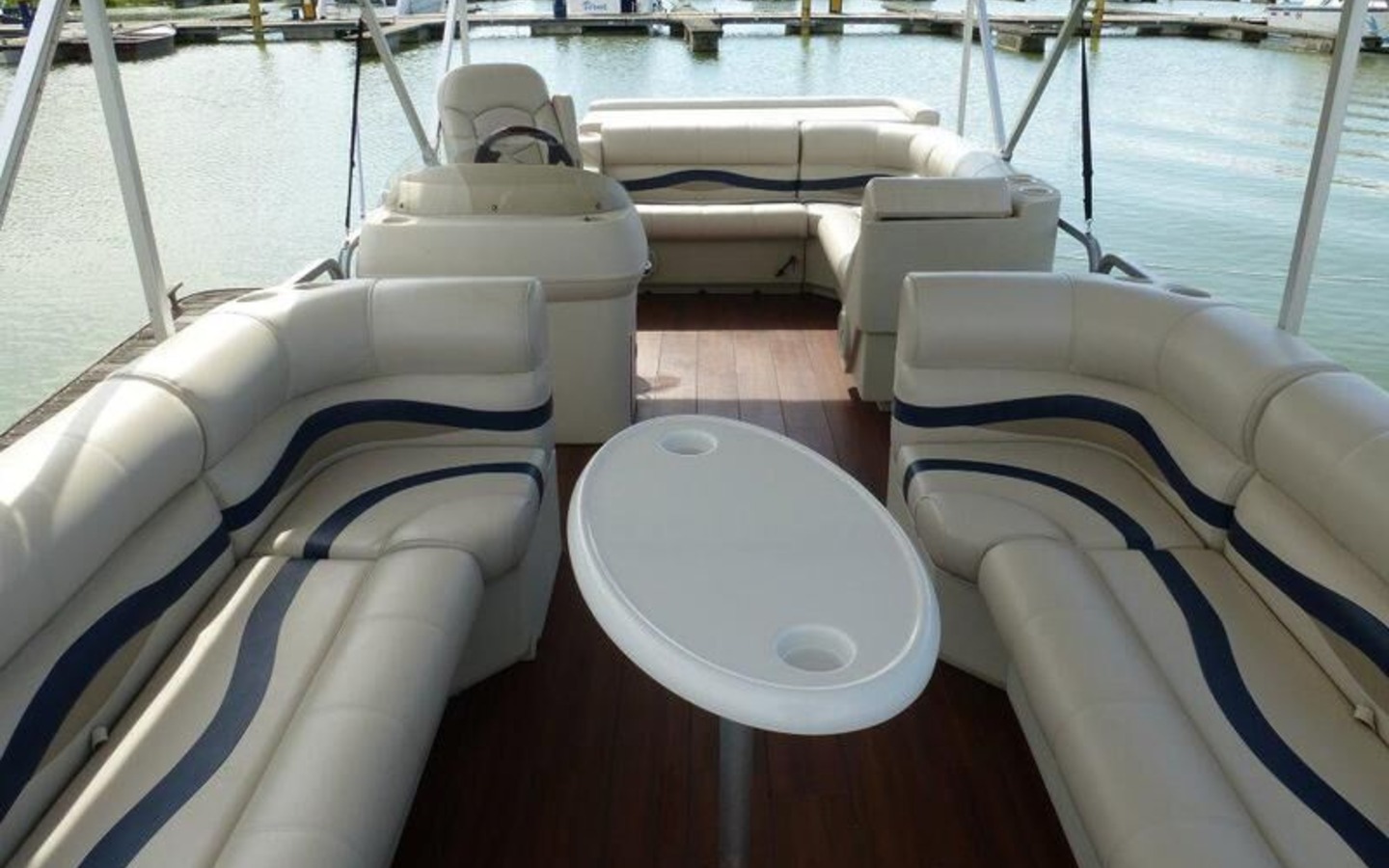 An Bord des Pontonboots Funcruiser